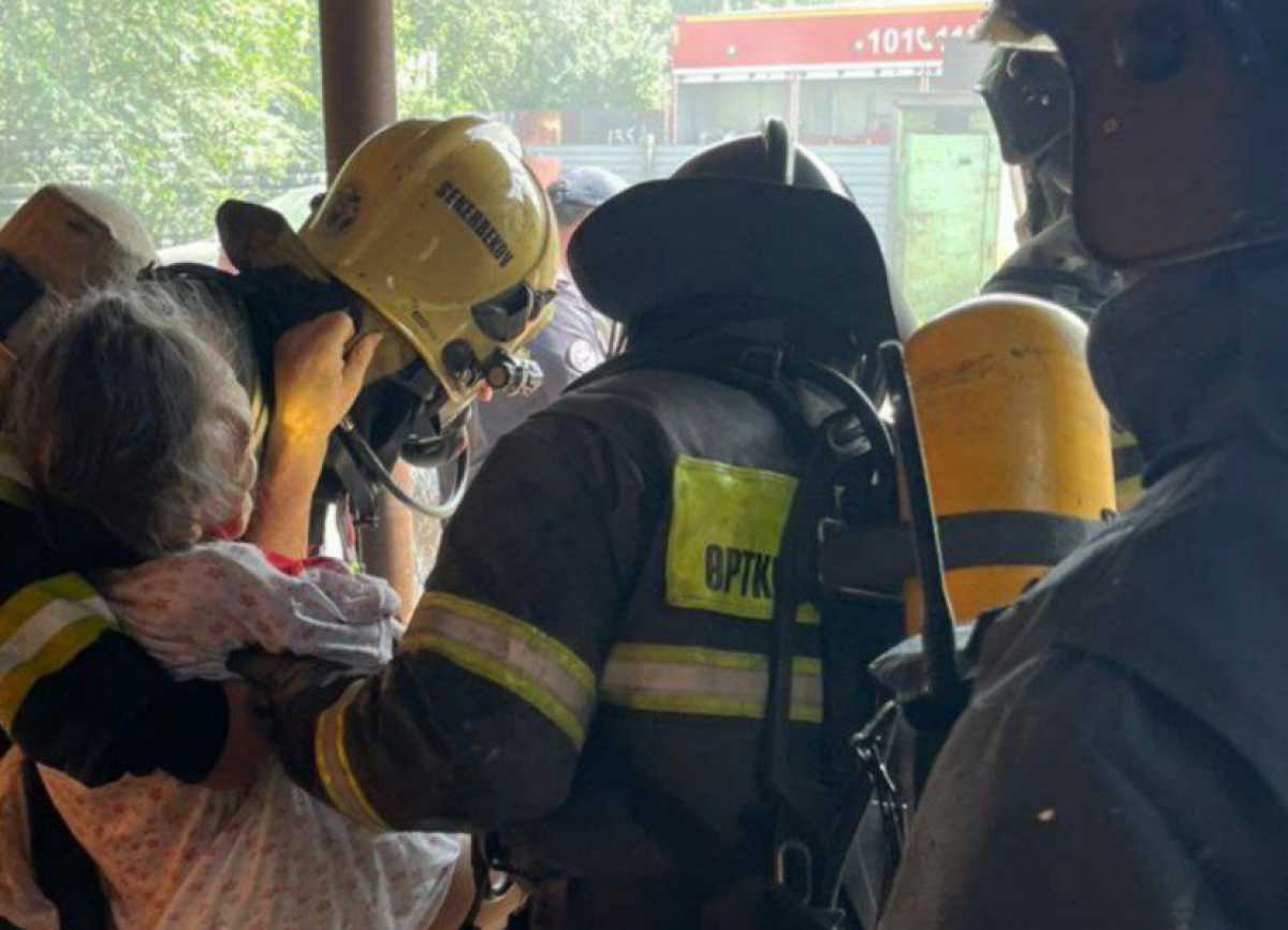 Пожар в Астане: спасатели вынесли пожилую женщину из горящего дома