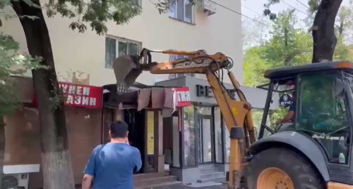 Две пристройки к жилому дому снесли в центре Алматы