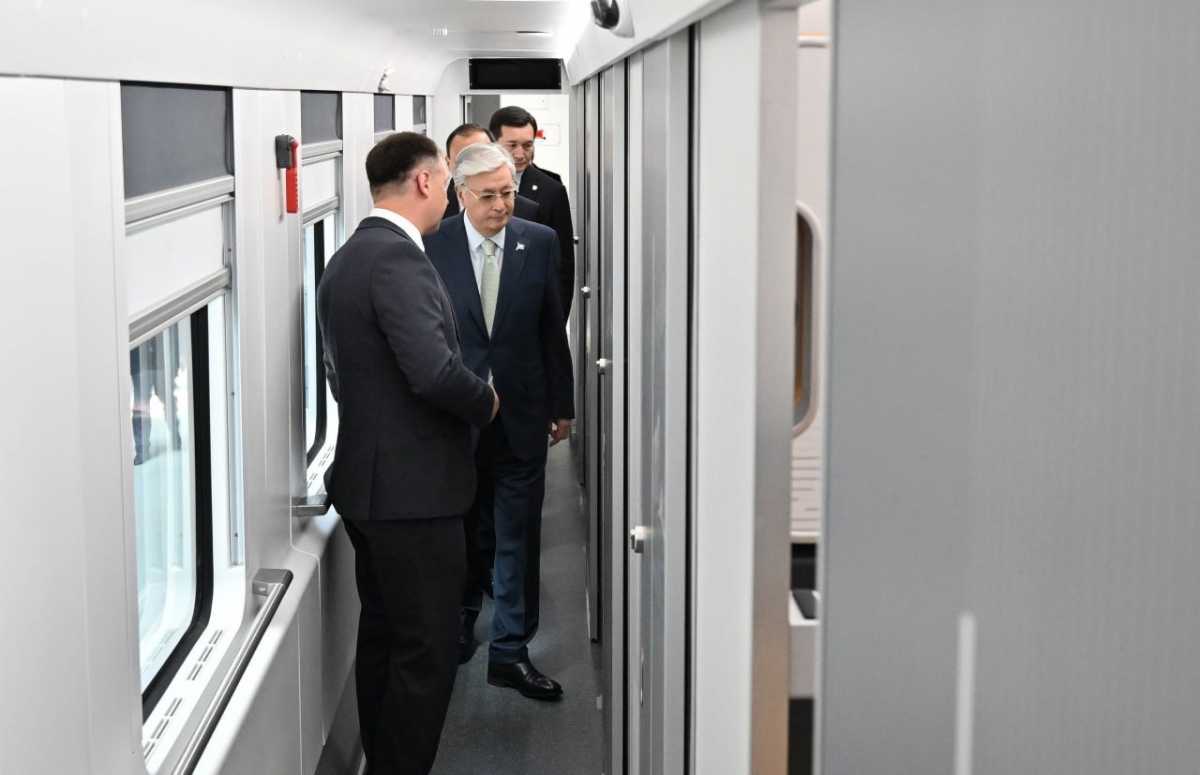 Токаеву представили первый пассажирский вагон, произведённый на заводе Stadler Kazakhstan