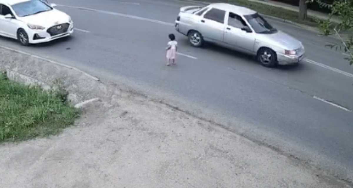 Водители дважды спасали девочку, выбегавшую на дорогу в Актобе