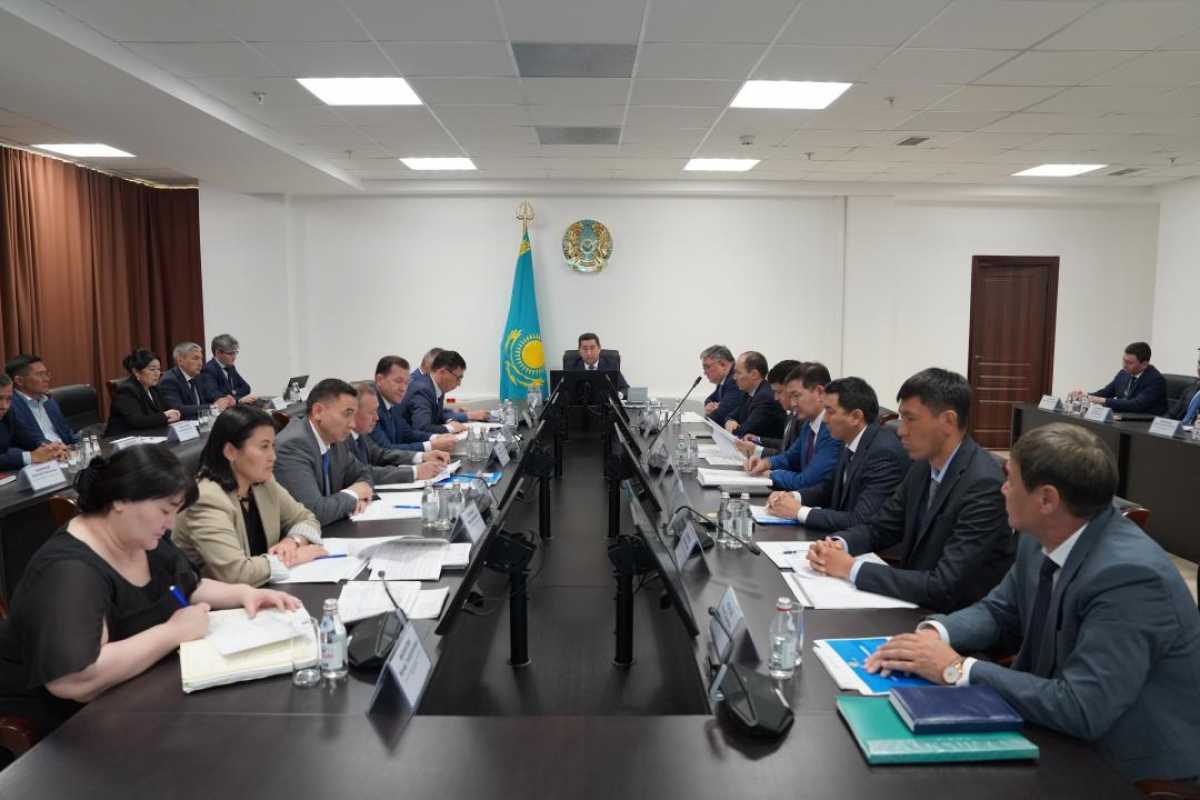 Вопросы фитосанитарной безопасности и борьбы с саранчовыми обсудили в МСХ РК