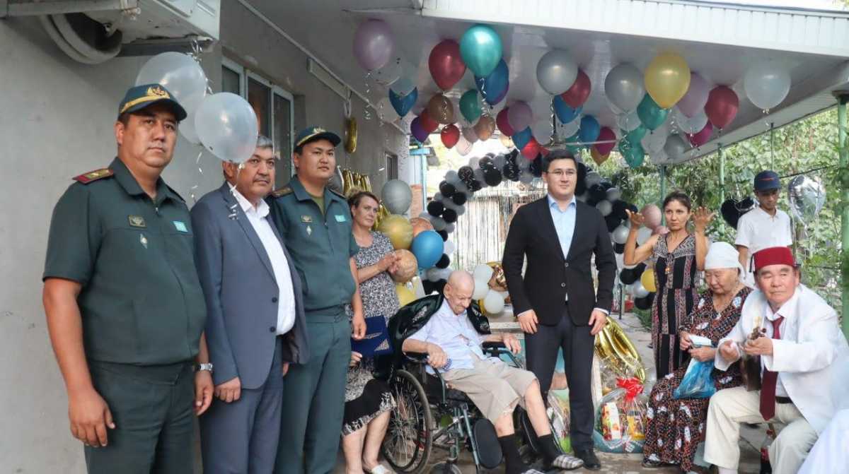 В Туркестанской области поздравили фронтовика с вековым юбилеем