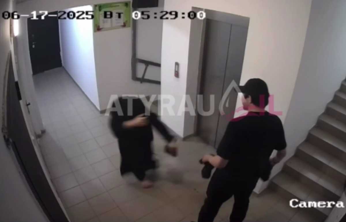 Девушку в никабе избили в подъезде в Атырау