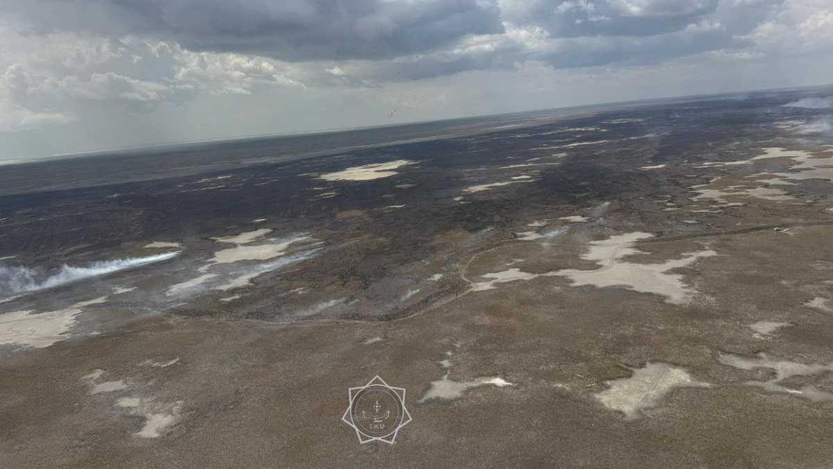 Сотни людей и вертолёты: крупное возгорание камыша потушили в Атырауской области