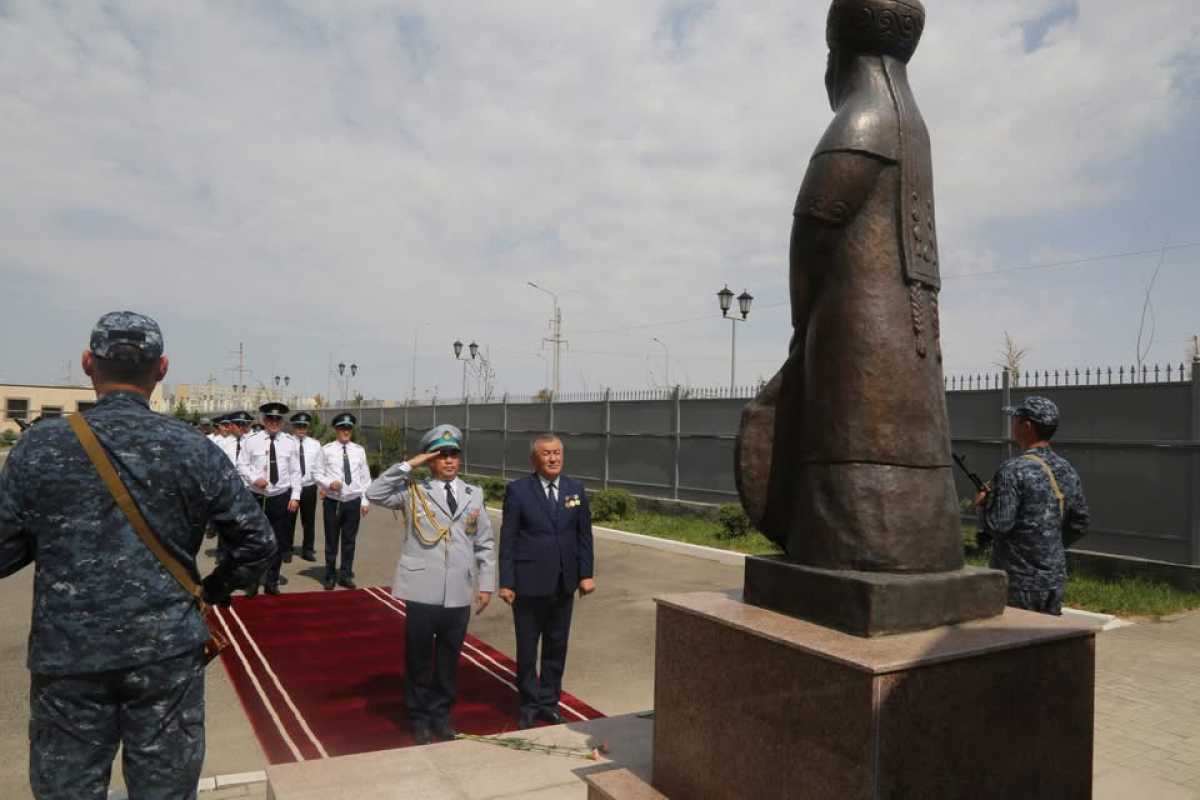 В Туркестанской области полиция провела церемонию возложения цветов