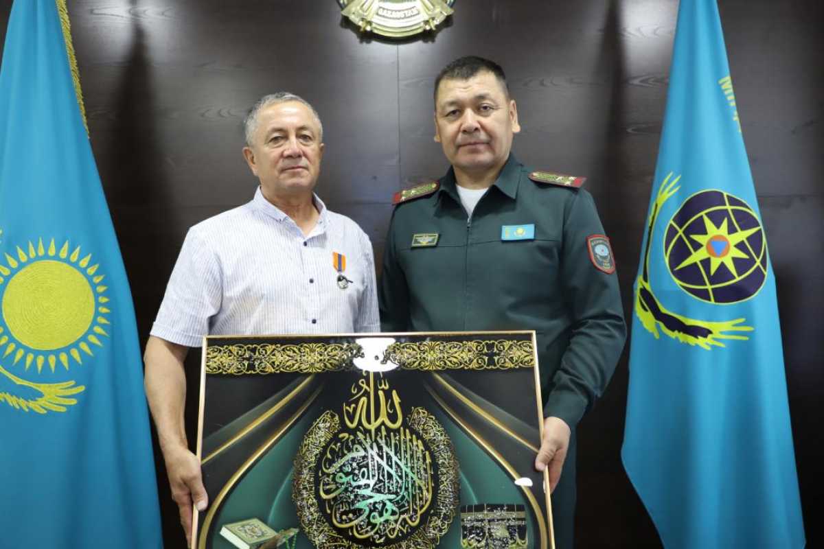 Жителя Сатпаева наградили медалью за спасение детей