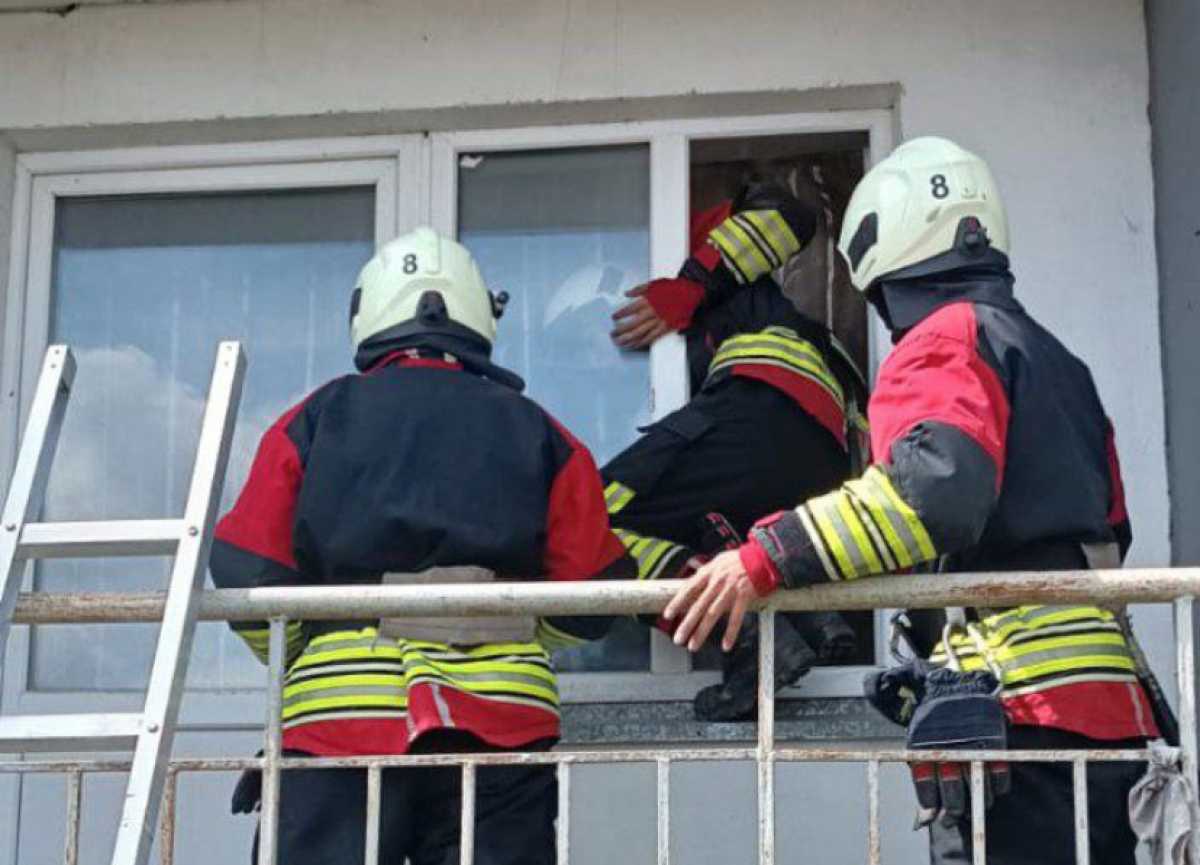 В Акмолинской области сотрудники МЧС проникли в квартиру и спасли пожилую женщину