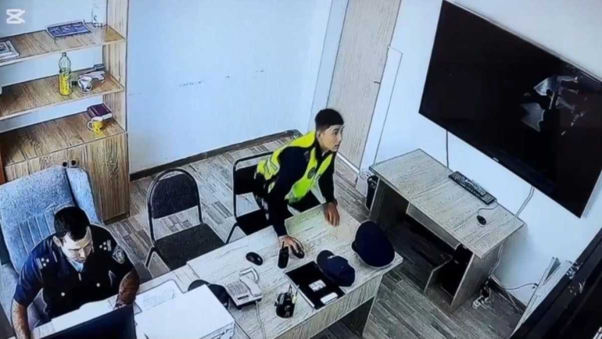 Полицейские спасли мужчину на станции Туркестана