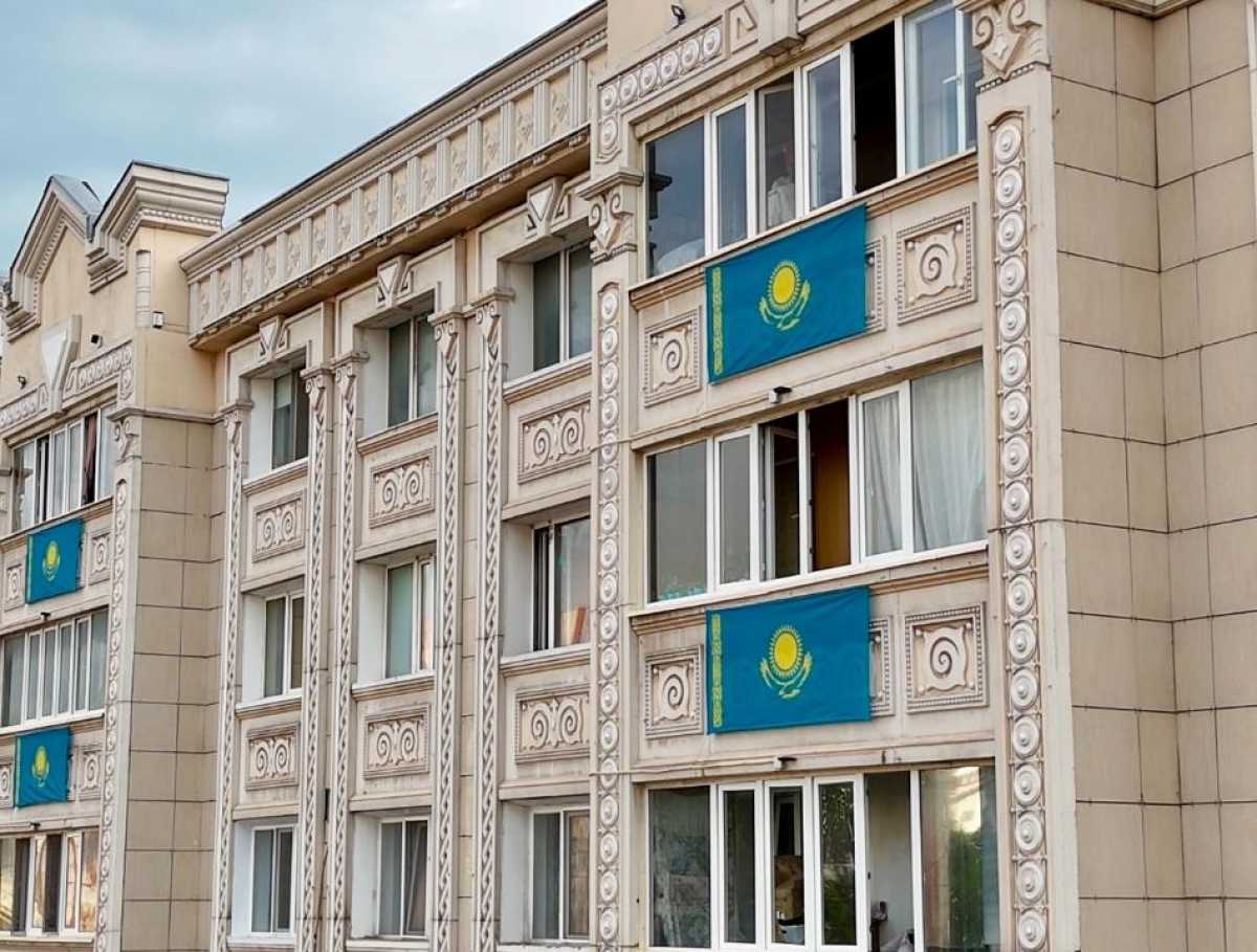 Государственные флаги украсили дома на центральных улицах Астаны