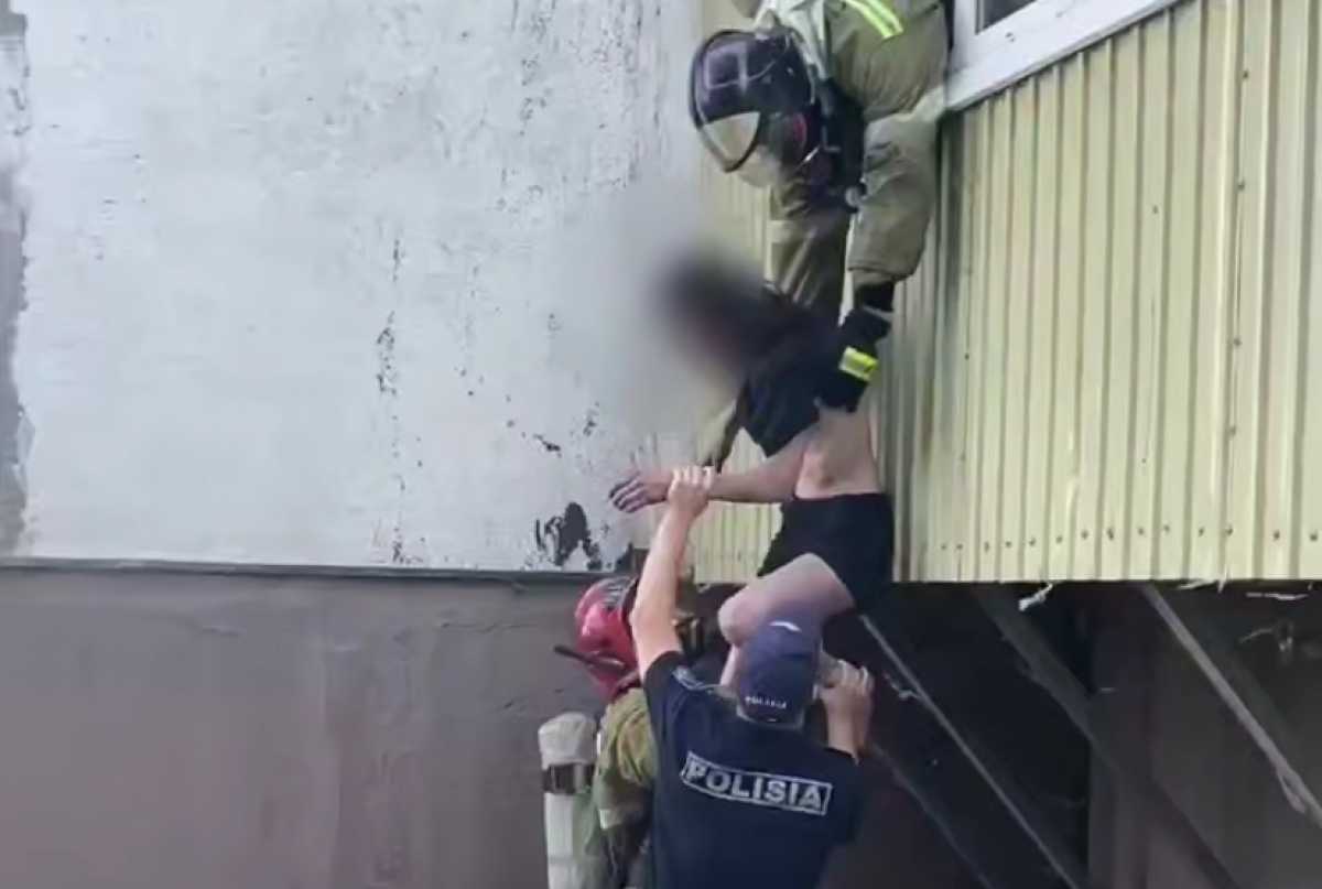 Женщину спасли из горящей квартиры в Костанайской области