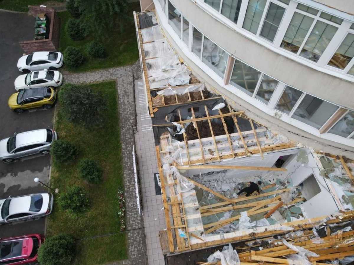 Самовольную пристройку к ЖК сносят в Алматы