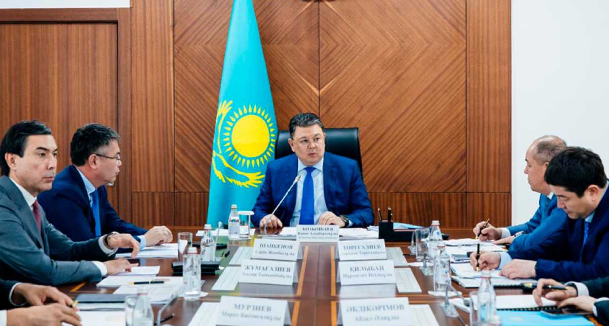 Развитие Западного Казахстана: Канат Бозумбаев провёл выездное заседание с акимами в Атырау
