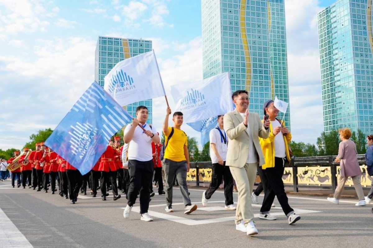 Ярким шествием артистов открыли фестиваль FILARMONIA FEST–2025 в Астане