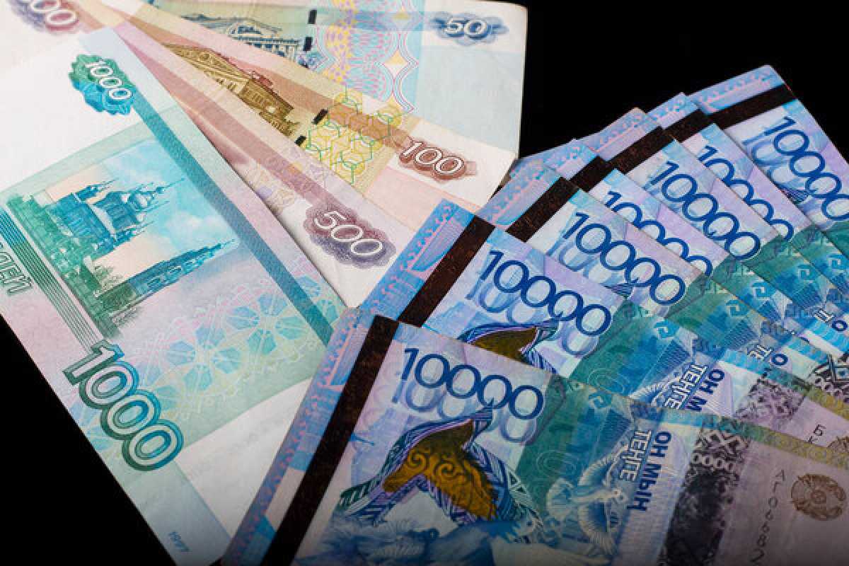Клиенты казахстанских обменников обновили рекорд, избавляясь от рублей