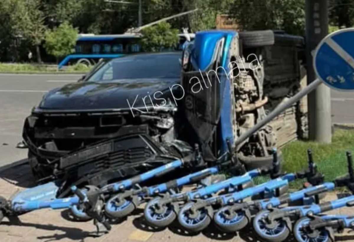 Четыре человека пострадали в ДТП с опрокидыванием авто в Алматы