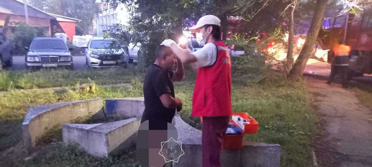Пятерых человек спасли из горящей квартиры в Усть-Каменогорске