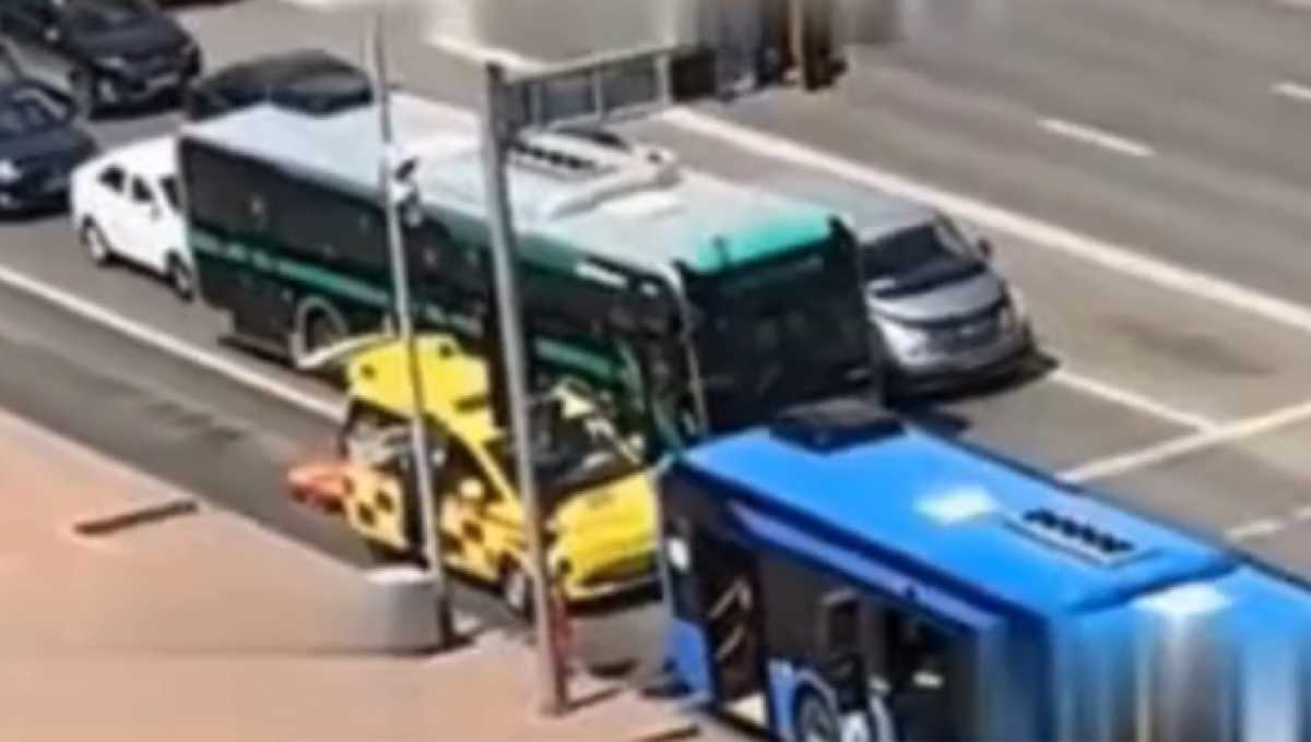 Крупная авария с автобусом в Астане: пострадали несколько человек