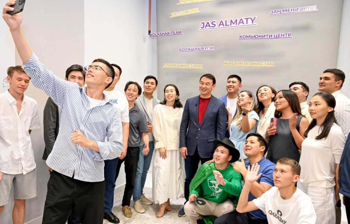 Аким Алматы встретился с молодёжью