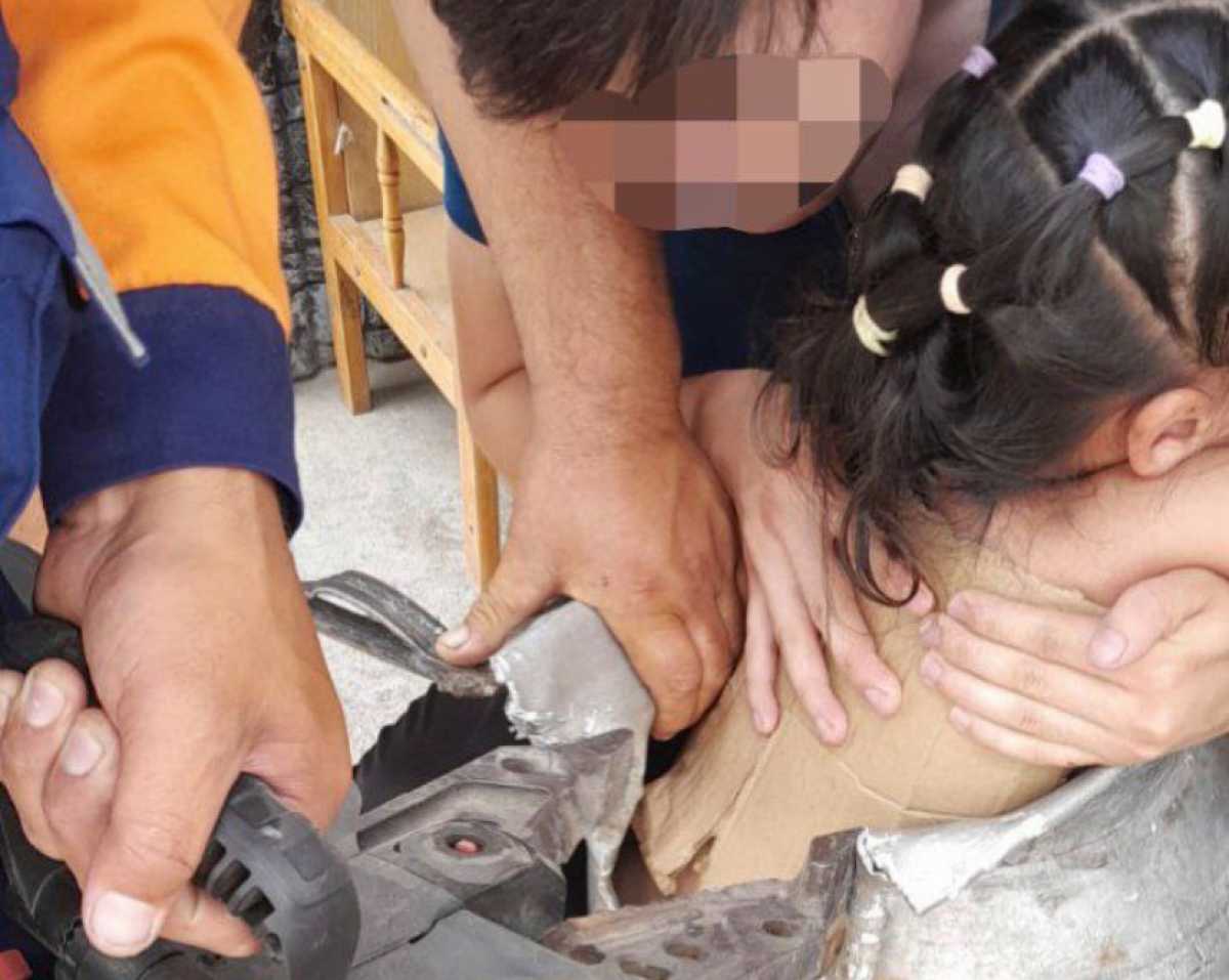 5-летняя девочка застряла во фляге в Абайской области: спасатели пришли на помощь