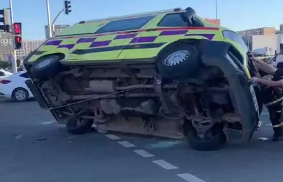 Скорая помощь попала в ДТП в Астане: два человека пострадали