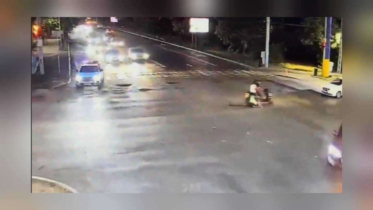 Мопедист сбил полицейского в Алматы