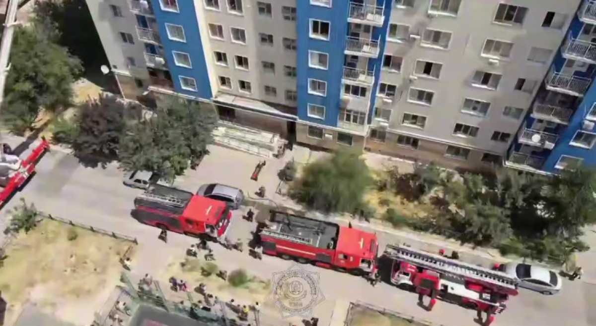 Более 40 человек спасли и эвакуировали при пожаре в многоэтажке в Шымкенте