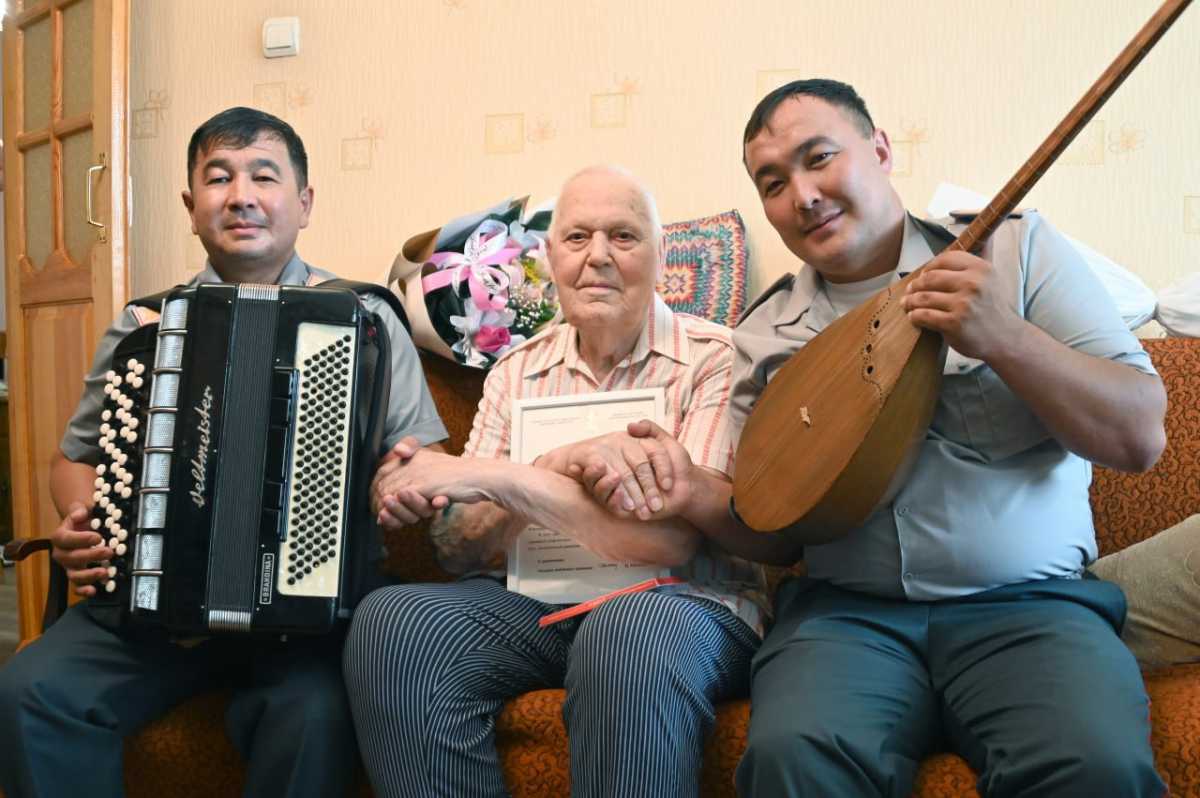 В Таразе военнослужащие поздравили фронтовика с 98-летием
