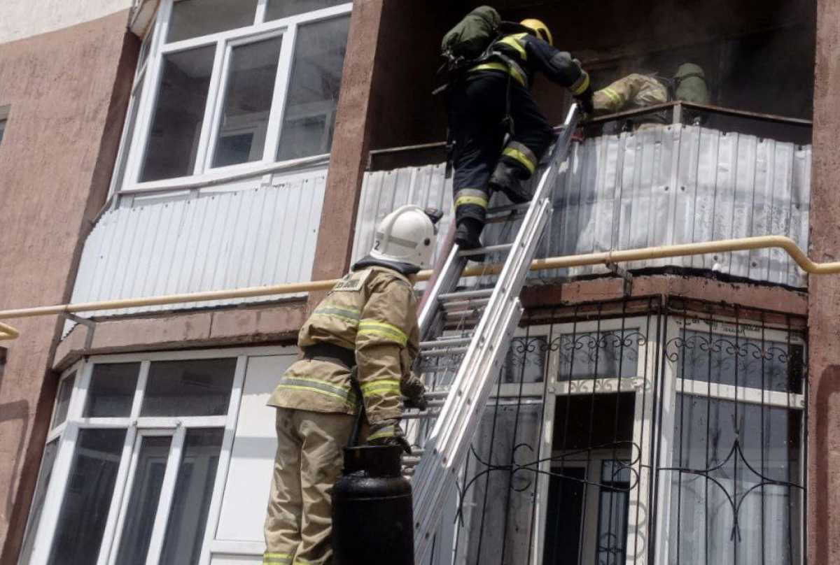 Пожар в девятиэтажке Талдыкоргана: эвакуированы 15 жильцов