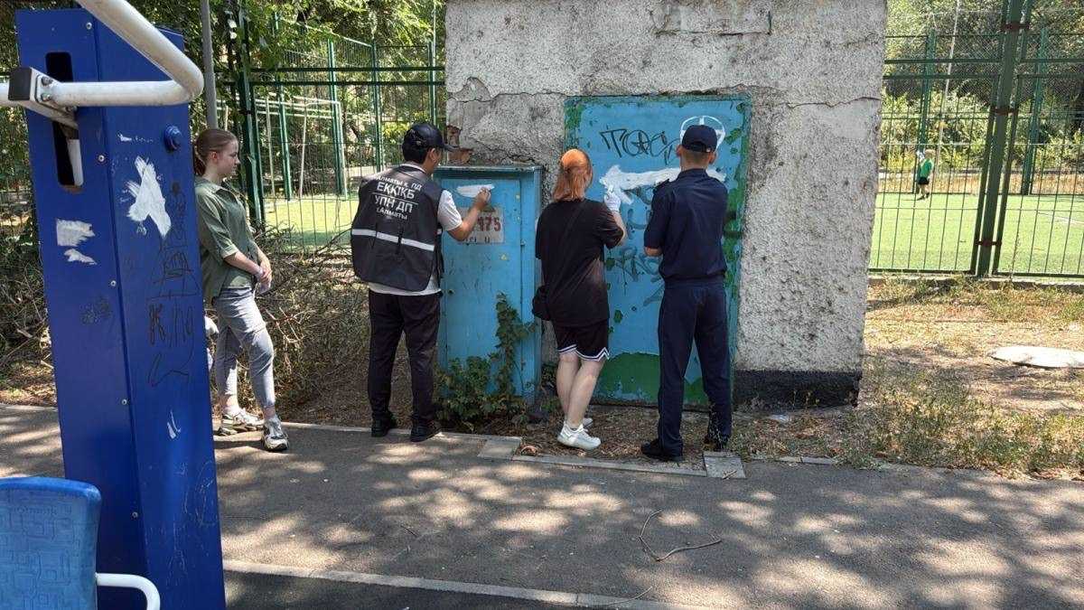Масштабная акция по закрашиванию наркорекламы прошла в центре Алматы