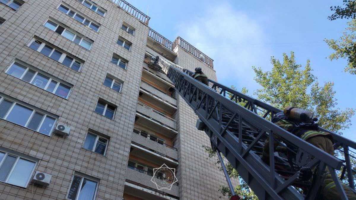 85 человек эвакуировали при пожаре в многоэтажке в Акмолинской области