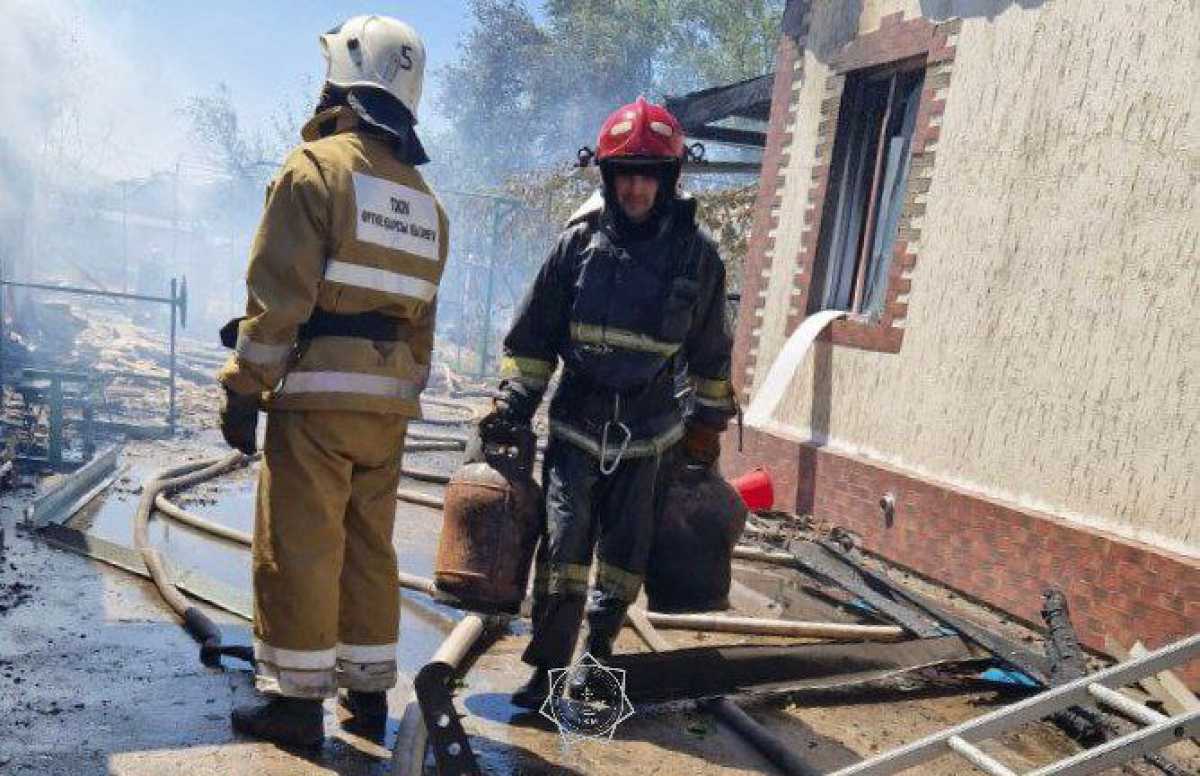 Пожар в Жамбылской области: спасена пенсионерка, предотвращён взрыв газовых баллонов