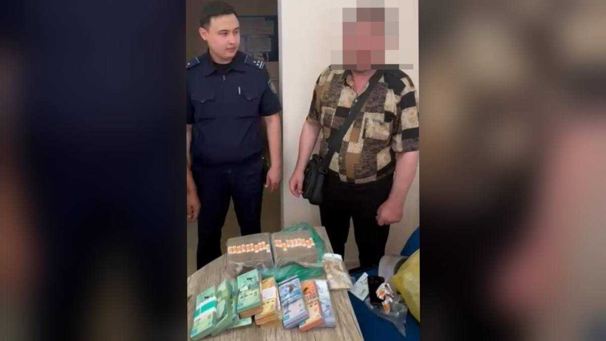 Бдительность банковских работников спасла вкладчика от мошенников в Карагандинской области