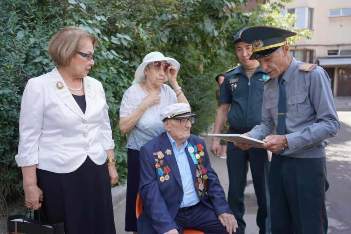 Военнослужащие поздравили 98-летнего ветерана войны с днем рождения
