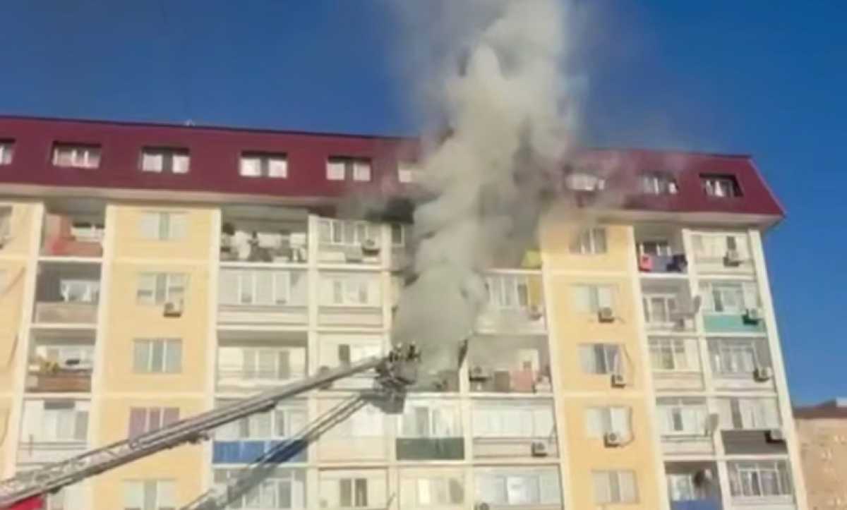 Пожарные спасли пять человек из горящей квартиры в Атырау