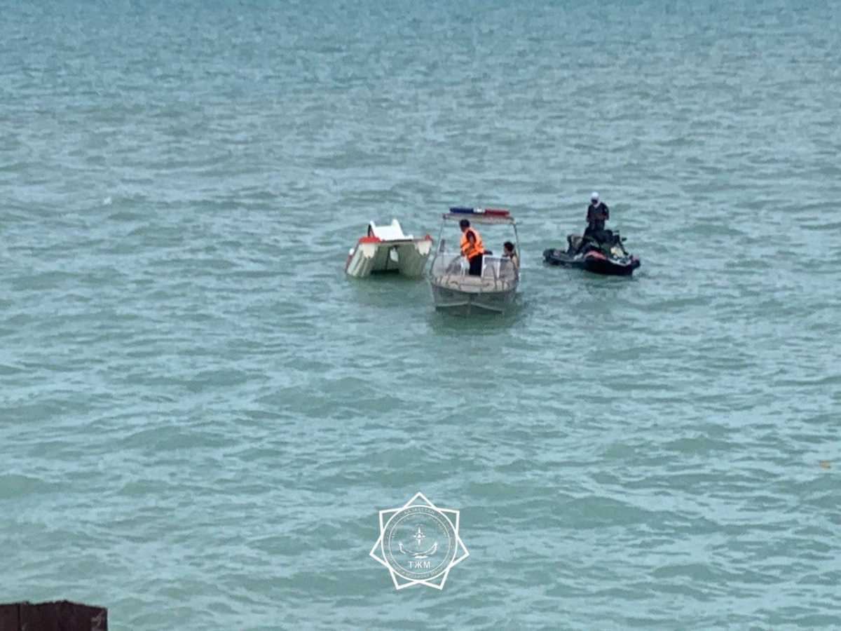 Двух отдыхающих спасли с тонущего катамарана на Алаколе