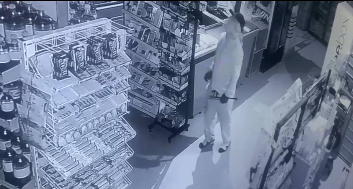 Кража из магазина на 5 млн тг попала на видео в Костанайской области