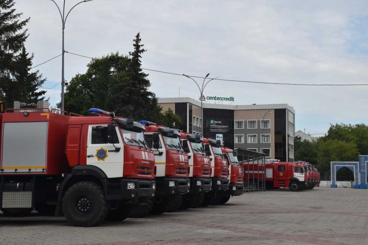 Глава МЧС вручил ключи от новой техники спасателям СКО
