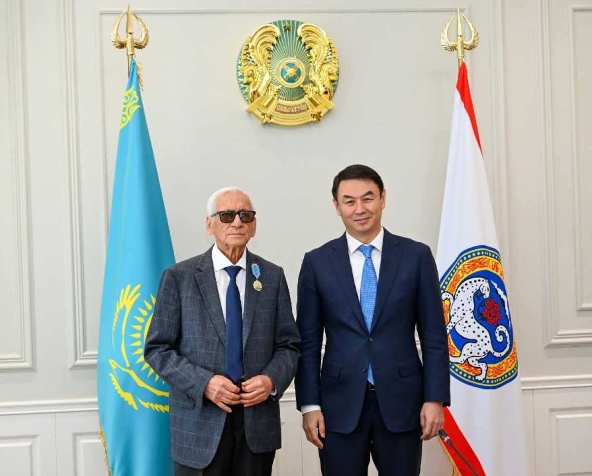 Аким Алматы вручил госнаграды от имени Президента