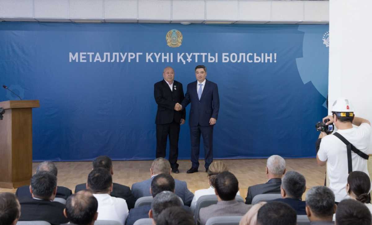 Олжас Бектенов вручил госнаграды металлургам в честь профессионального праздника