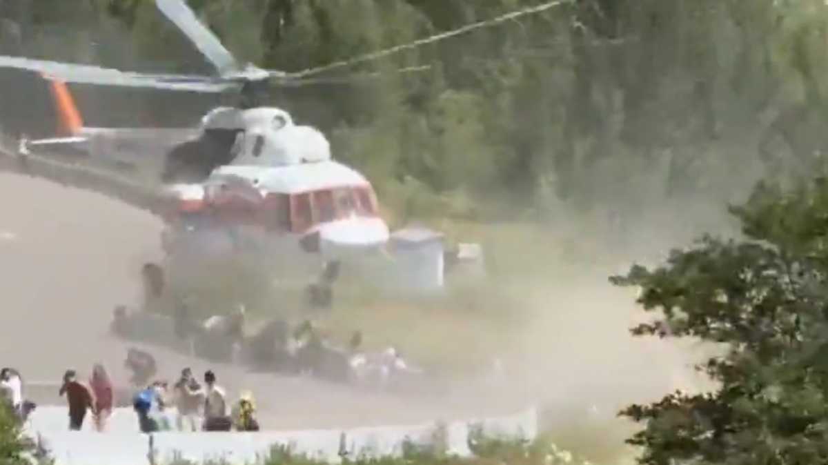 Опасный взлёт вертолёта в горах Алматы сняли на видео