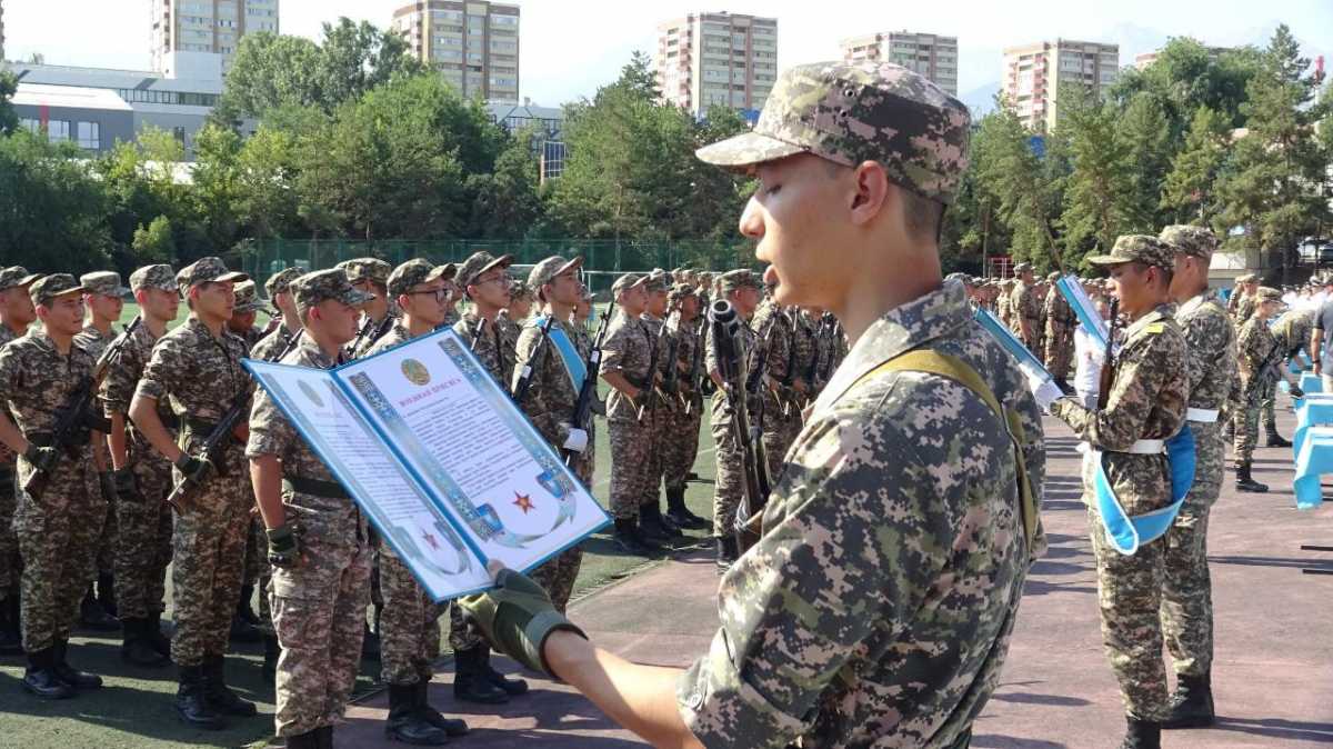 Свыше 300 студентов Нархоза присягнули на верность Родине
