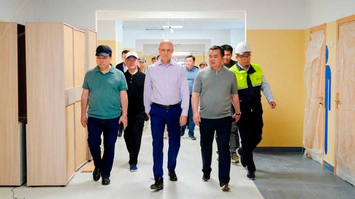 Роман Скляр проверил ход строительства «Комфортных школ» в Астане