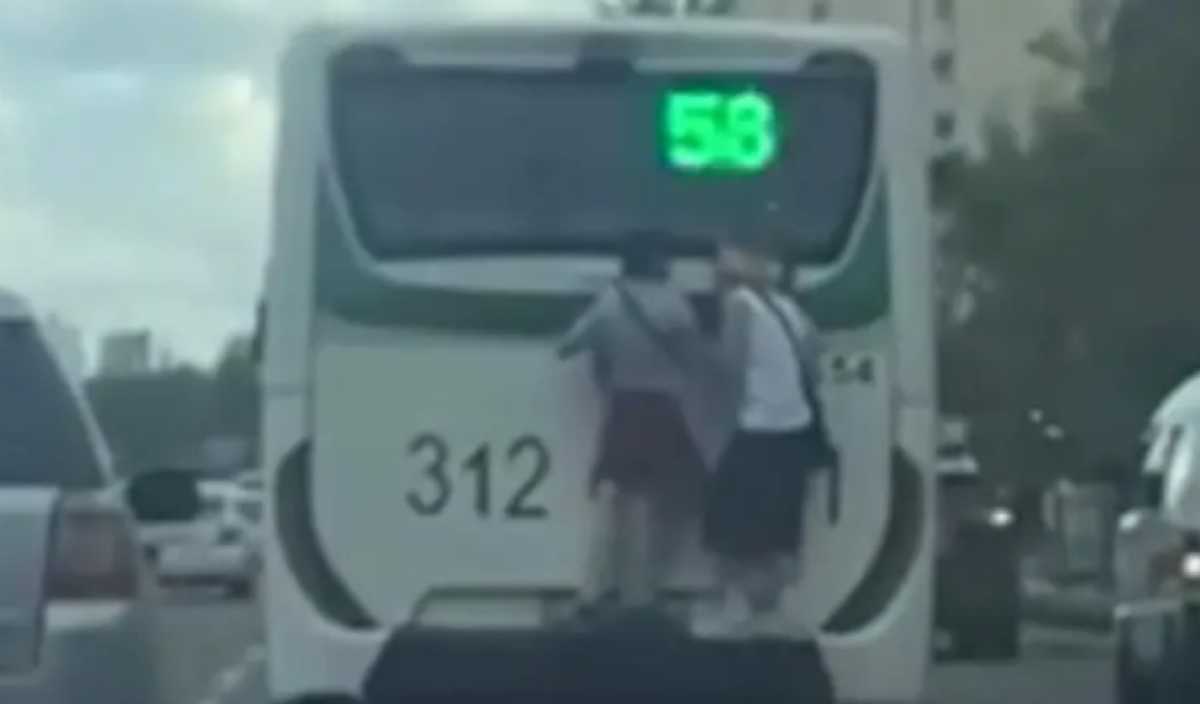 Опасное развлечение подростков попало на видео в Астане