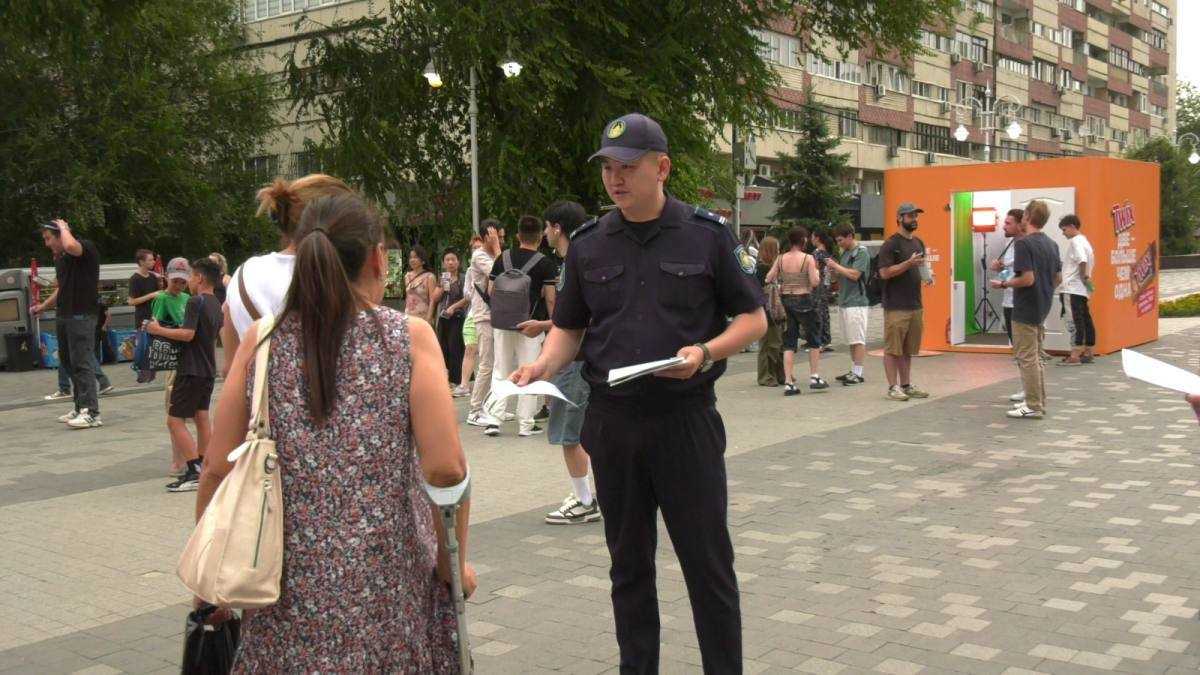Алматинцам разъясняют нормы закона о запрете на сокрытие лица