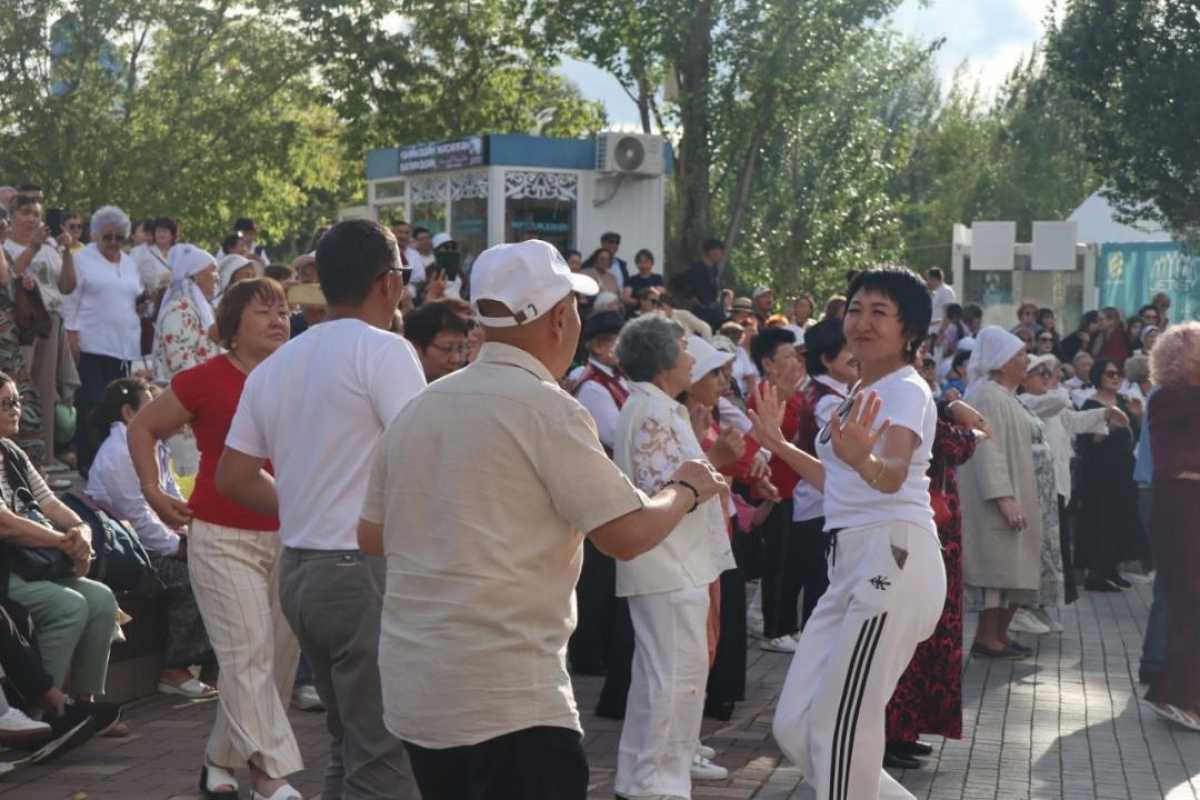Танцевальные вечера для пенсионеров проходят в Астане