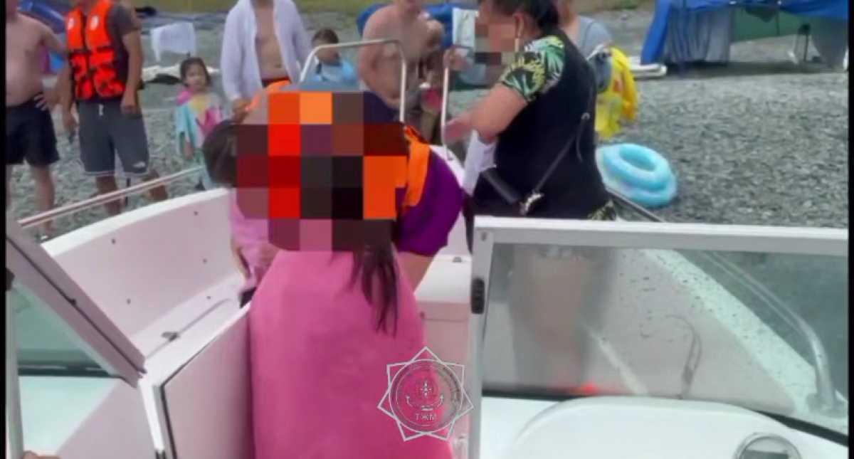 Поломка катера на Алаколе: спасены 14 человек