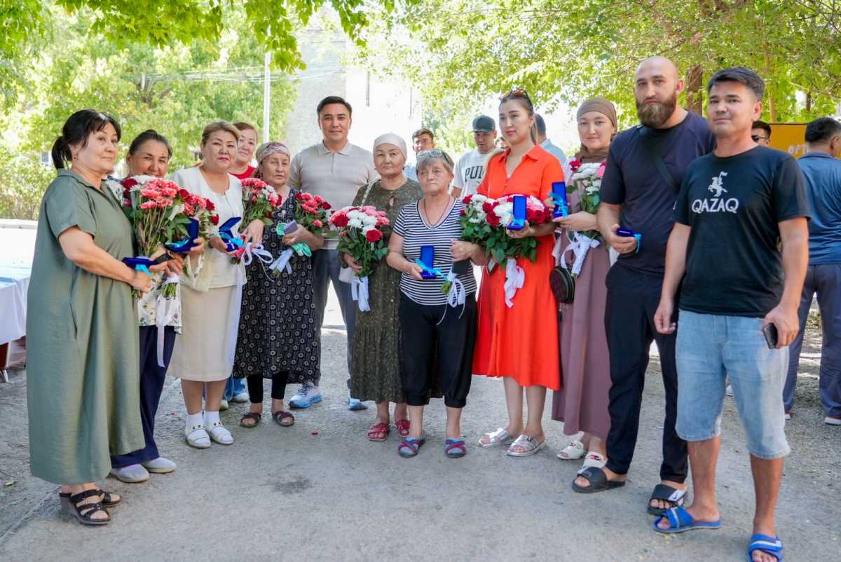 Аким Шымкента вручил ключи новосёлам в рамках модернизации района «Зелёная балка»