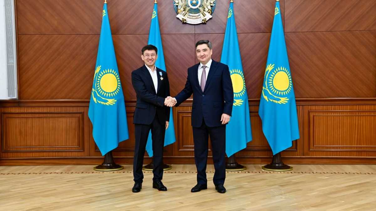 Олжас Бектенов вручил награды работникам строительной отрасли