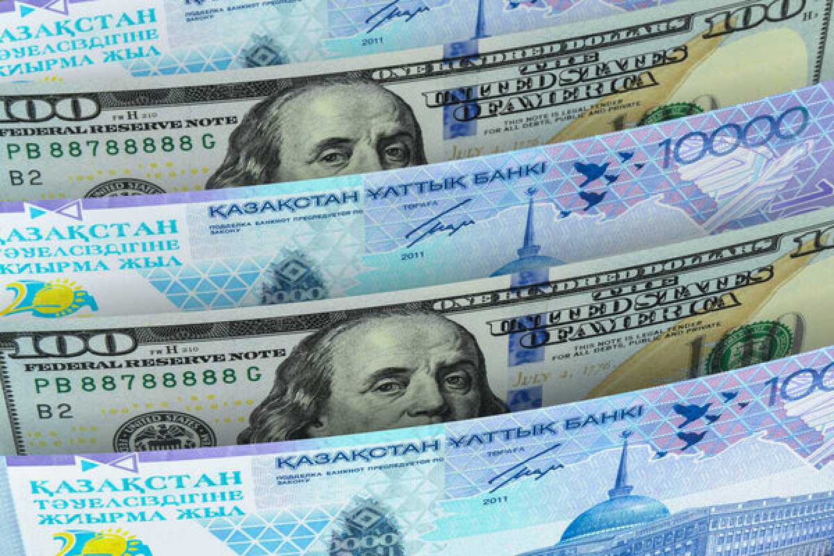 Спрос на доллары в Казахстане упал сразу на 25%. Курс американской валюты при этом бьёт рекорды