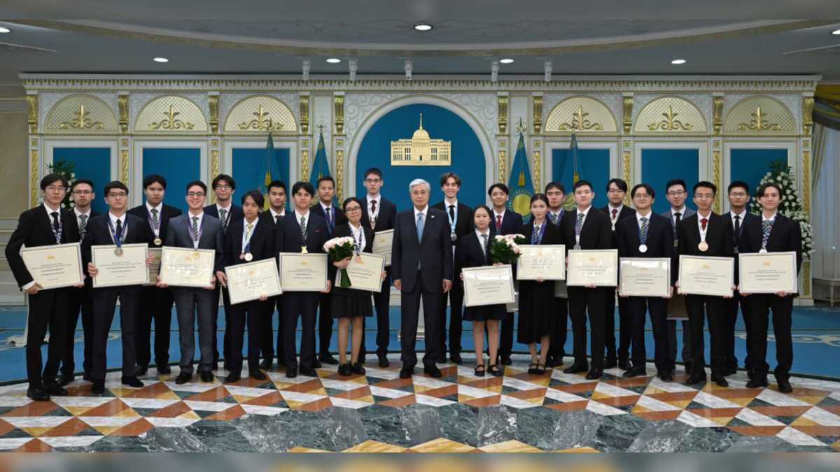 Касым-Жомарт Токаев наградил победителей и призёров международных олимпиад